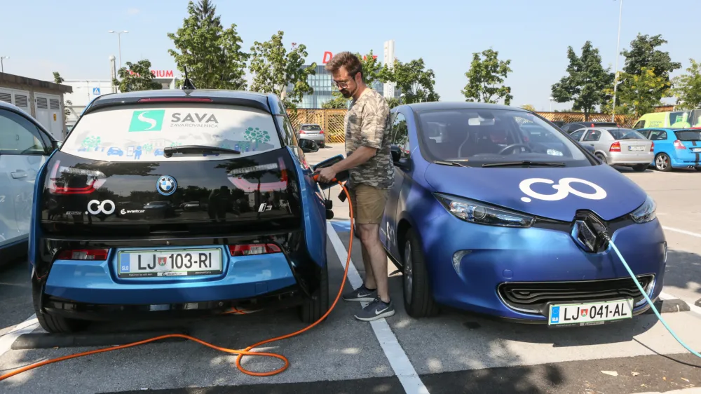 ﻿- polnilnica za električna vozila - - 21.7.2017 - BTC City Ljubljana - avtomobilsko postajališče Avant2Go – električni car sharing - najem električnih vozil -  //FOTO: Luka Cjuha.