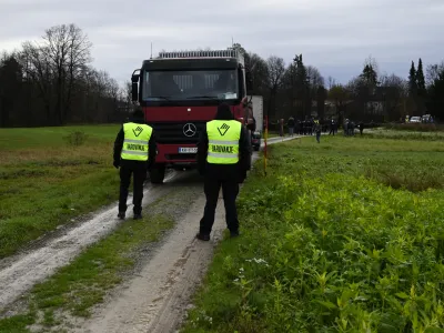 Odvetnik mestne občine je napovedal, da bo varnostna služba 24 ur na dan varovala vzpostavljeno gradbišče. Foto: Nik Erik Neubauer