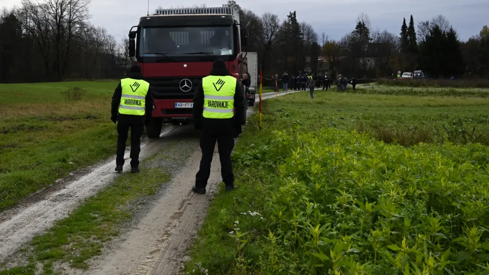 Odvetnik mestne občine je napovedal, da bo varnostna služba 24 ur na dan varovala vzpostavljeno gradbišče. Foto: Nik Erik Neubauer