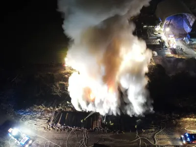 Ponoči je zagorelo na deponiji sekancev in hlodovine. Gasilci so do jutra požar že imeli pod nadzorom. 