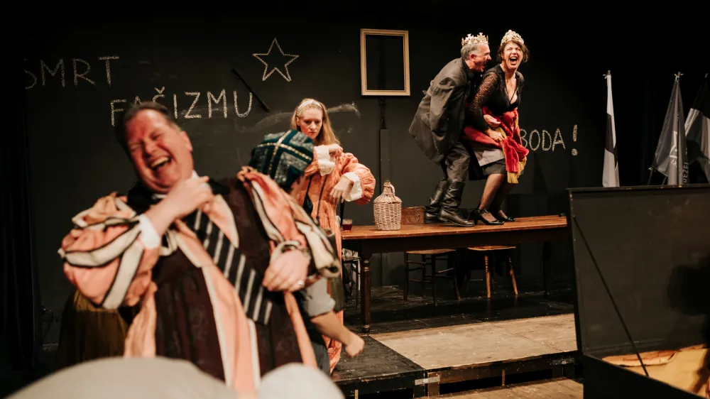 V Lo&scaron;kem odru, gledali&scaron;ču z najdalj&scaron;o tradicijo v državi, bodo v leto&scaron;nji sezoni praznovali 120. obletnico delovanja. Fotografija prikazuje utrinek iz igre Predstava Hamleta v vasi Spodnja Mrdu&scaron;a.