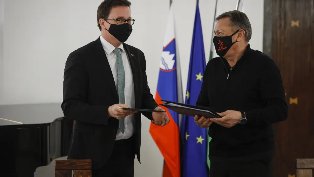 Ljubljana, mestna hisa.<br>Podpis dogovora med vlado in Mestno obcino Ljubljana o izvajanju programov in nalog po zakonu o glavnem mestu RS za obdobje 2020-2023.<br>Minister za javno upravo Bostjan Koritnik in ljubljanski zupan Zoran Jankovic.