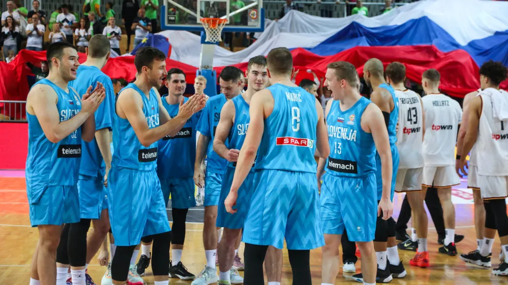 Slovenska košarkarska reprezentanca si je izborila nastop na svetovnem prvenstvu, ki bo prihodnje leto. Ostaja pa neznanka, kolikšen del Slovencev si bo pred TV-zasloni lahko to prvenstvo ogledal.