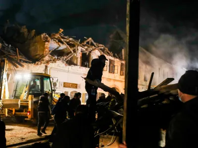 ﻿Petrinja, Trg Ftanja Tuđmana - 29.12.2020 – Hrvaška - rušilni potres z magnitudo 6,3 na območju Petrinje jugovzhodno od Zagreba, ki je zahteval sedem smrtnih žrtev, med njimi tudi 12-letno deklico – //FOTO: Bojan Velikonja