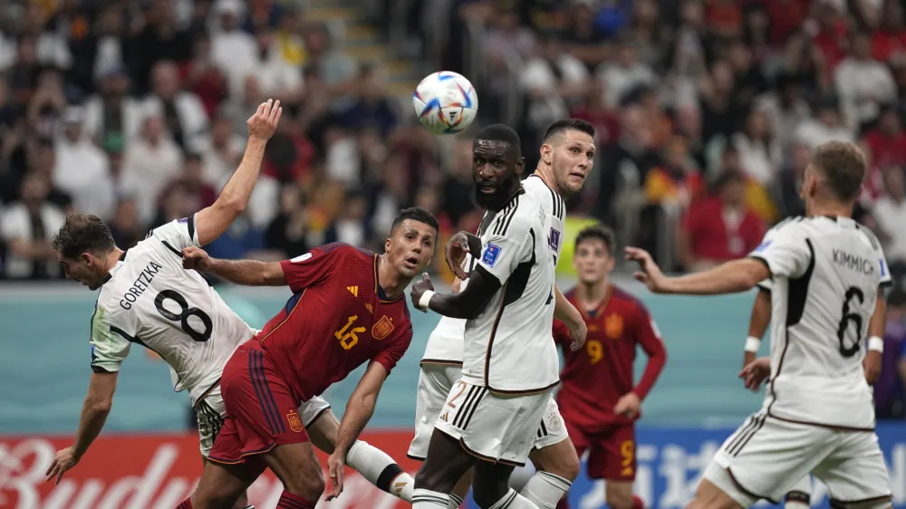 Drebi med &Scaron;panijo (v rdečih majicah) in Nemčijo je bil predvsem taktičen boj na sredini igri&scaron;ča.