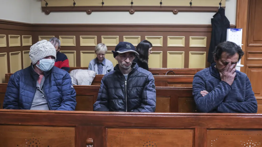 Tanja Čop, Sandi Mikulin, Branko Pavlovič (v prvi vrsti) in Erika Novak kazniva dejanja zanikajo. 