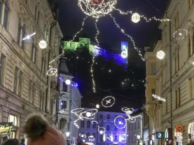 - 25.11.2022 – Veseli December v Ljubljani 2022 - prižig prazničnih luči v središču prestolnice - svetlobna okrasitev mesta - začetek prazničnega decembrskega sejma na ljubljanskih ulicah - novoletno okrašena Ljubljana - //FOTO: Luka Cjuha