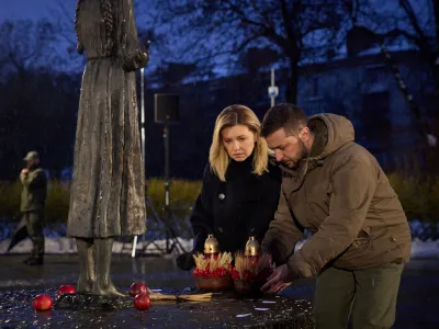 Ukraine's President Volodymyr Zelenskiy and his wife Olena place candles and ears of wheat to a monument to Holodomor victims during a commemoration ceremony of the famine of 1932-33, in which millions died of hunger, amid Russia's attack on Ukraine, in Kyiv, Ukraine November 26, 2022. Ukrainian Presidential Press Service/Handout via REUTERS ATTENTION EDITORS - THIS IMAGE HAS BEEN SUPPLIED BY A THIRD PARTY.
