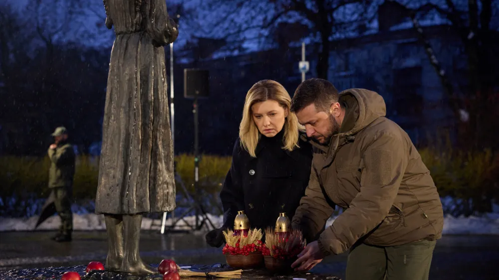 Ukraine's President Volodymyr Zelenskiy and his wife Olena place candles and ears of wheat to a monument to Holodomor victims during a commemoration ceremony of the famine of 1932-33, in which millions died of hunger, amid Russia's attack on Ukraine, in Kyiv, Ukraine November 26, 2022. Ukrainian Presidential Press Service/Handout via REUTERS ATTENTION EDITORS - THIS IMAGE HAS BEEN SUPPLIED BY A THIRD PARTY.