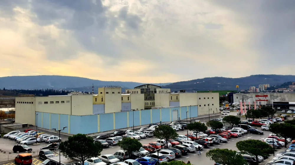 Največ tujcev je bilo lani zaprtih v koprskem zaporu. Med 247 zaprtimi tujci je bilo kar 177 pripornikov, ki so &scaron;e čakali na sojenje.