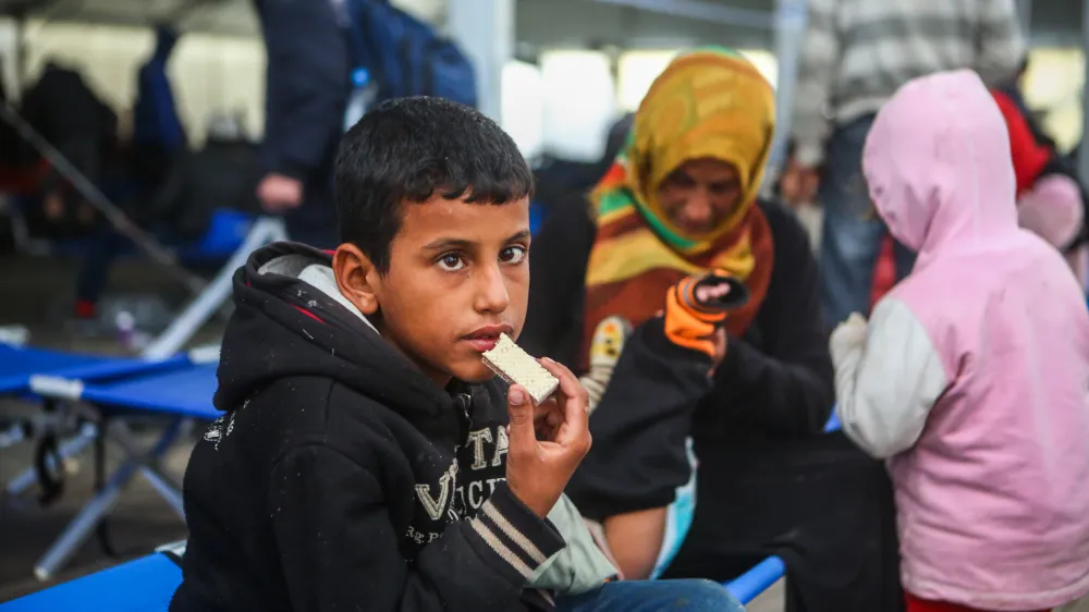 - 22.10.2015 - Avstrija - avstrijsko-slovenska meja - mejni prehod &Scaron;entilj - begunski nastavitveni center - otroci   - Begunci 2015 - migracije po zahodni balkanski poti - migracijska pot beguncev iz Sirije, Afganistana in Iraka čez Balkan proti zahodni Evropi - evropska begunska kriza - migranti   //FOTO: Bojan Velikonja"