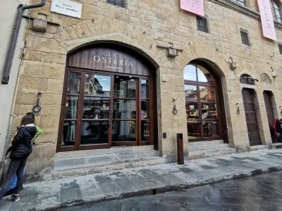 Osteria Gucci v Firencah, edini takšen lokal, ki ga je Gucci postavil v Evropi. Ostali so v Seulu, Tokiju in v Los Angelesu. 