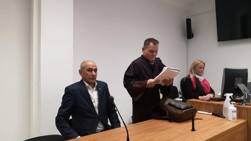 Janez Jan&scaron;a se je udeležil predobravnavnega naroka na celjskem sodi&scaron;ču, kjer ga bo zastopal odvetnik Franci Matoz.