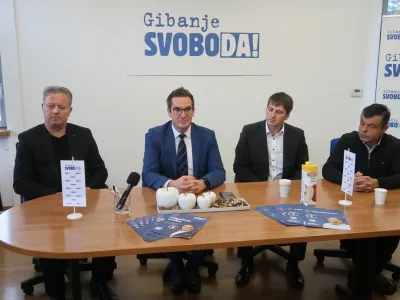Nova Gorica, prostori obcinskega odbora Gibanja Svoboda.<br>Novinarska konferenca Gibanja Svoboda o podpoori zupanskemu kandidatu Samu Turelu.<br>Marko Tribuson (Lista za razvoj), Samo Turel (Gibanje Svoboda), Anton Harej (NSi) in Andrej Pelicon (Levica).