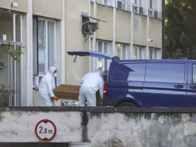 ﻿- Bolnica Petra Držaja v Šiški – prostori za covid bolnike - pogrebna služba, mrtvi, krsta - 03.11.2020 - 30 dnevna epidemija Koronavirus COVID-19 v Sloveniji – Covid bolniki so nameščeni na petih lokacijah po Ljubljani, in sicer na infekcijski kliniki, ortopedski kliniki, novi pediatrični kliniki, stari pediatrični kliniki in v bolnišnici Petra Držaja //FOTO: Jaka Gasar