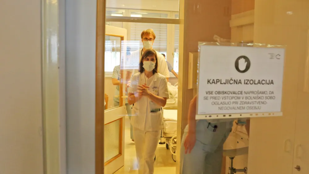 ﻿– bolniška soba – kapljična izolacija – gripa – virusno obolenje - akutna virusna bolezen dihal - zdravstvo - - 13.01.2020 - Negovalna bolnišnica Ljubljana - Oddelek za gripo -  Stara pediatrična klinika, Vrazov trg 1, //FOTO: Bojan Velikonja