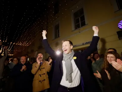 Zmagoslavje Matije Kovača v sredi&scaron;ču Celja, kjer mu je čestital tudi Bojan &Scaron;rot, ki se po 24 letih županovanja poslavlja.