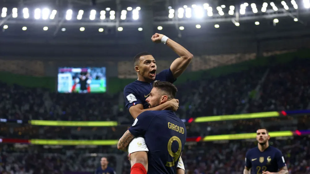 Olivier Giroud je z golom proti Poljski postal najboljši strelec francoske reprezentance v zgodovini (52), Mbappe pa z dvema najmlajši nogometaš v zgodovini, ki jih je na svetovnih prvenstvih skupno zabil devet.
