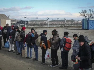 ﻿26.01.2016 -- Mejni prehod Idomeni/Gevgelija - glavna pot prek katere trenutno begunci iz Turčije in Grčije ter Balkana potujejo v Evropo<br><br><br><br> - Begunci 2016 - migracije po zahodni balkanski poti - migracijska pot beguncev iz Sirije, Afganistana in Iraka čez Balkan proti zahodni Evropi - evropska begunska kriza - migranti -    ///FOTO: Luka Cjuha