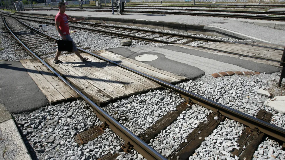 ilustrativna fotografija - Železnica, proga, železni&scaron;ki pragovi, prehod čez progo//Foto: Tomaž Skale