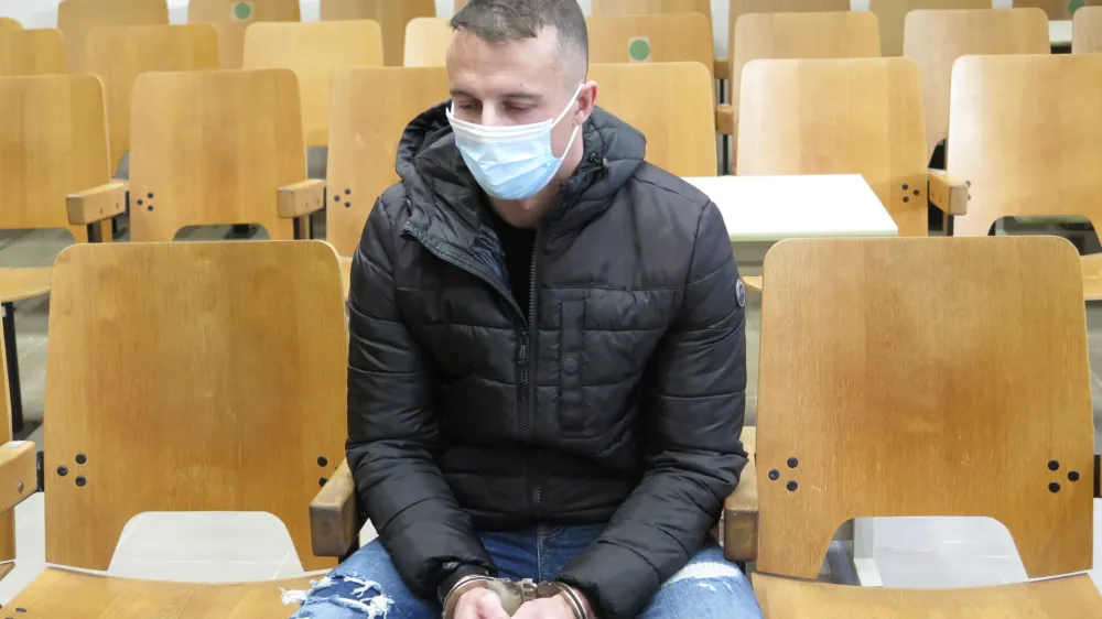 Slovenj Gradec, sodisce.<br>Predobravnavni narok na Okroznem sodiscu v Slovenj Gradcu, na katerem je obdolzeni Robert Pevec priznal krivdo za umor zene maja letos, sodisce pa mu je izreklo 20-letno zaporno kazen.<br>Obdolzeni Robert Pevec.