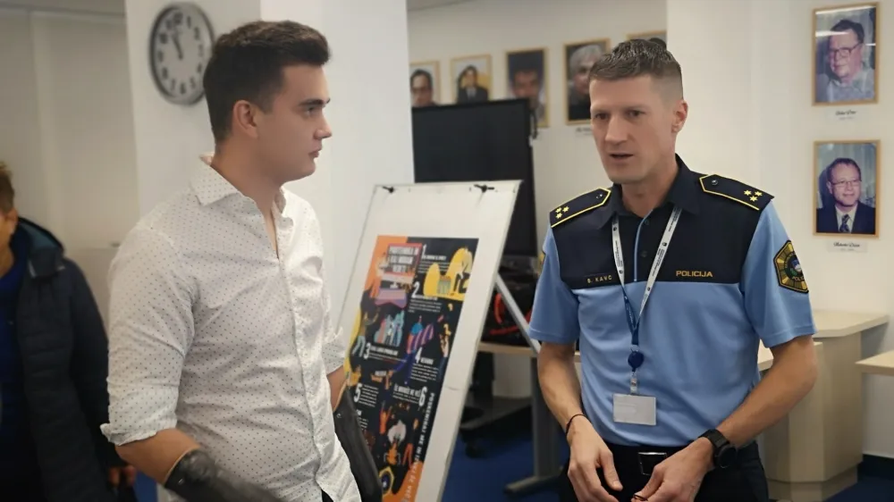 Martin Bučar se je ob eksploziji petarde pred &scaron;estimi leti tako hudo po&scaron;kodoval, da je ostal brez obeh rok. Danes o nevarnosti uporabe pirotehničnih sredstev ozave&scaron;ča mlade. 