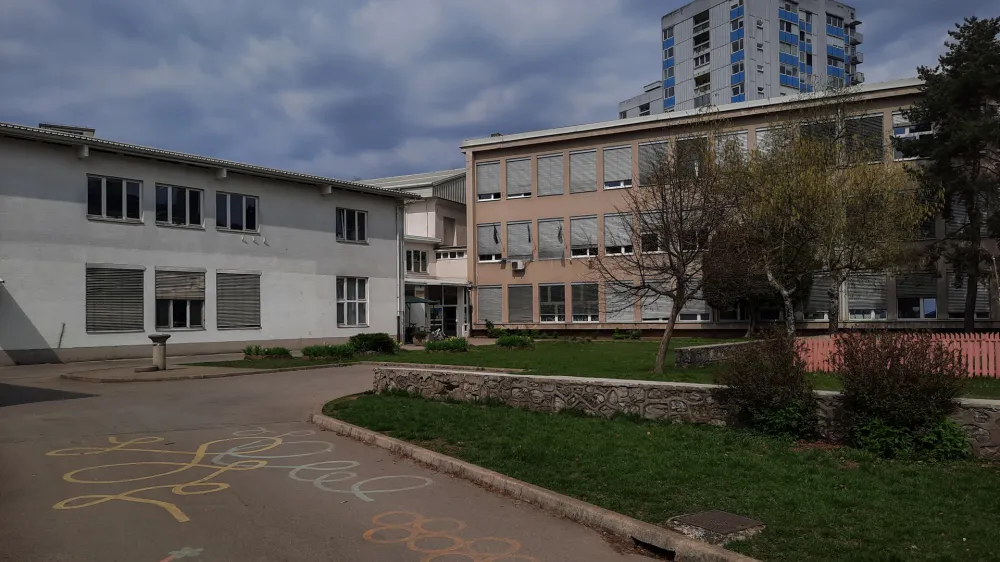 - 15.04.2022 - Osnovna &scaron;ola O&Scaron; Savsko naselje pred prenovo, Matjaževa ulica 4 v Ljubljani<br> <br>//FOTO: Luka Cjuha<br>