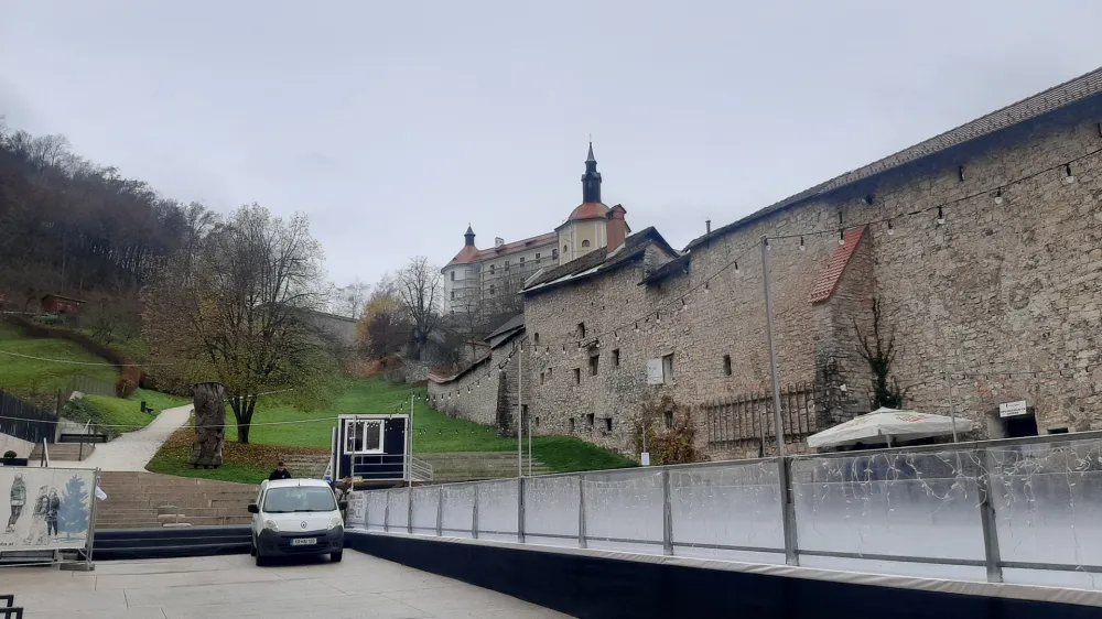 Mestno drsali&scaron;če bo do sredine januarja prihodnje leto osrednje prizori&scaron;če pestrega &scaron;portnega dogajanja. V preteklih dneh je bilo na veliko razočaranje otrok zaradi dežja žal zaprto.&nbsp;