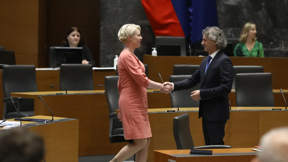 predsednica DZ Urška Klakočar Zupančič in novi predsednik vlade Robert Golob<br><br>25.05.2022 - izredna seja DZ, na kateri bodo glasovali o kandidatu za mandatarja Robertu Golobu<br><br>Foto Luka Cjuha