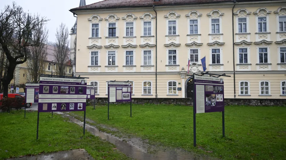 - 09.12. 2022 - Razstava Ko so nam zvezde naklonjene … Zgodovina jezuitskega kolegija v Ljubljani pred Arhivom Republike Slovenije.  //FOTO: Nik Erik Neubauer