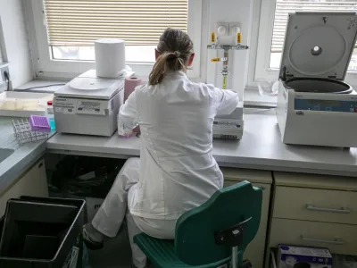 ﻿laboratorij<br><br><br>- 04.03.2020 – Maribor - Nacionalni laboratorij za zdravje, okolje in hrano (NLZOH) - Center za medicinsko mikrobiologijo – testiranje vzorcev dihal bolnikov pri katerih obstaja sum na okužbo z novim koronavirusom SARS-CoV-2 (COVID-19), Prvomajska 1 v Mariboru //FOTO: Matjaž RuštOPOMBA: REPORTAŽA ZA OBJEKTIV 2020