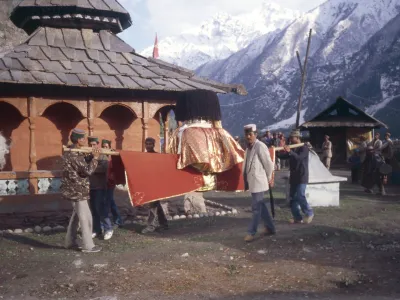 Kinnaur indijska Velika Himalaja, verska procesija v Rackhamu