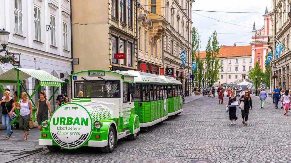 Vlakec za vožnjo turistov po Ljubljani