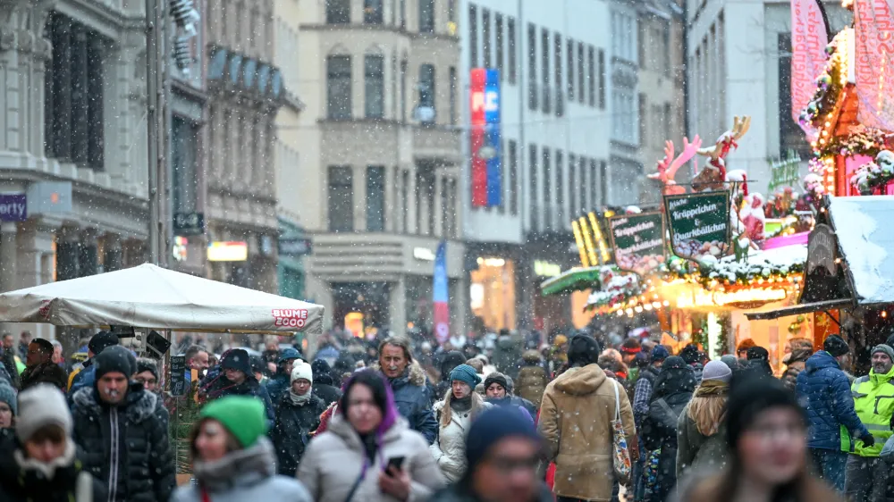 10 December 2022, Saxony-Anhalt, Halle: Passers-by walk through Leipziger Strasse in the city centre. Photo: Heiko Rebsch/dpa