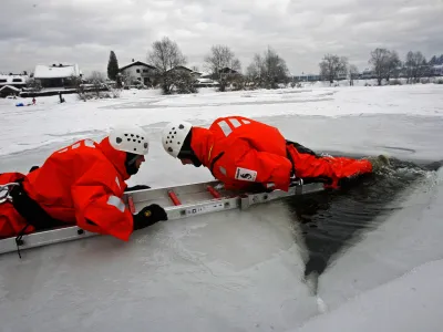 Ljubljanski poklicni gasilci na Koseškem bajerju vadijo reševanje na ledu. Foto: Bojan Velikonja 