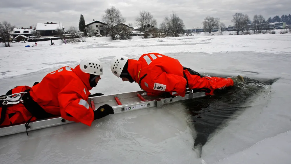 Ljubljanski poklicni gasilci na Koseškem bajerju vadijo reševanje na ledu. Foto: Bojan Velikonja 