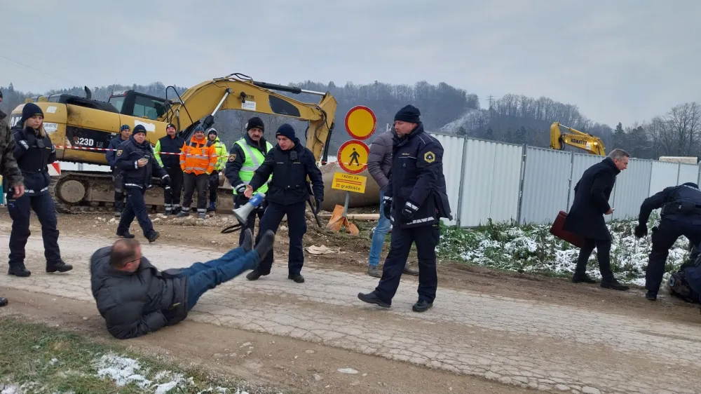 Že tako napeto situacijo na Ježici je dodatno podžgalo vklepanje enega od protestnikov.