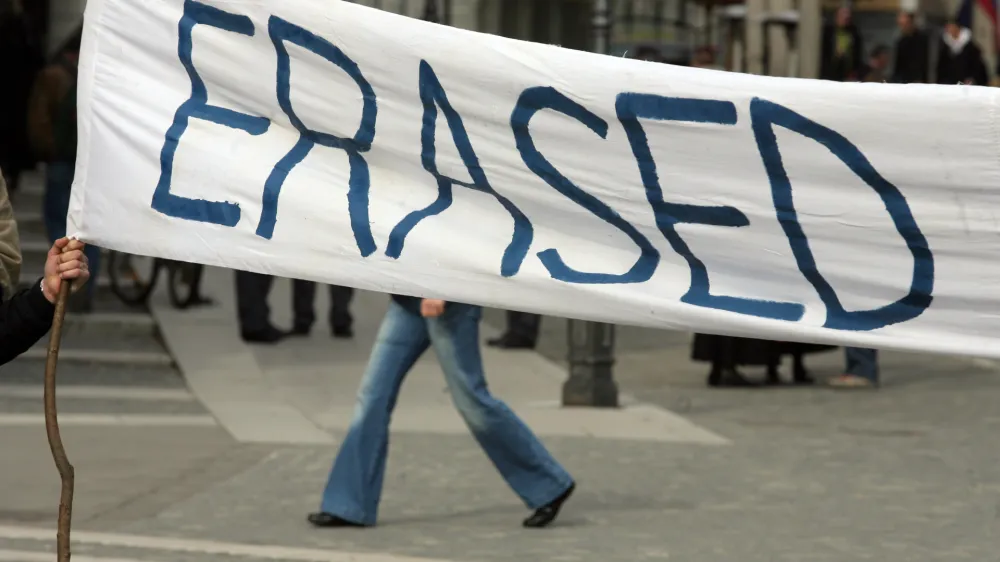 - ilustrativna fotografija - <br><br><br>- izbrisani - manifestacija ob 17. obletnici izbrisa, - zahtevali so, da se vsem, ki jim je bila preprečena vrnitev v Slovenijo, omogoči, da se vrnejo na domove, Še vedno tudi zahtevajo izdajo odločb o stalnem prebivališču za nazaj vsem, ki jih je država 26. 2. 1992 izbrisala iz registra stalnega prebivalstva/FOTO: Luka CjuhaOPOMBA: ZA OBJAVO V ČASOPISU DNEVNIK