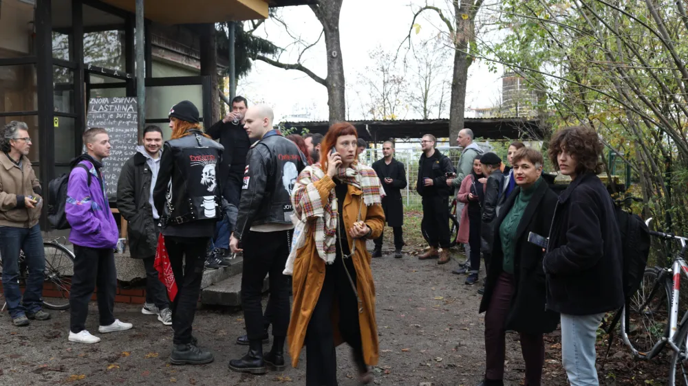 - 17.11.2022 - Participativna Ljubljanska Avtonomna Cona – PLAC, Linharotva cesta 43 - »zajtrk z DUTB«, - člani avtonomne cone pričakali delegacijo Družbe za upravljanje terjatev bank (DUTB), ki je želela vstopiti v PLAC in izvesti tehnični pregled brez dogovora //FOTO: Bojan Velikonja