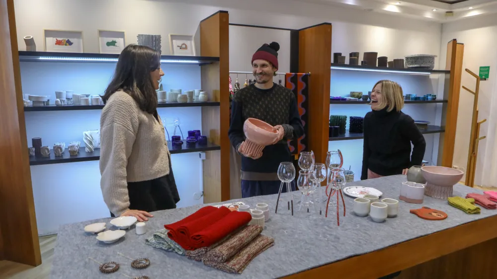 Pop-up trgovina Jelka bo letos gostila v prostorih Povezovalnice Dobro z dobrim na Gornjem trgu.