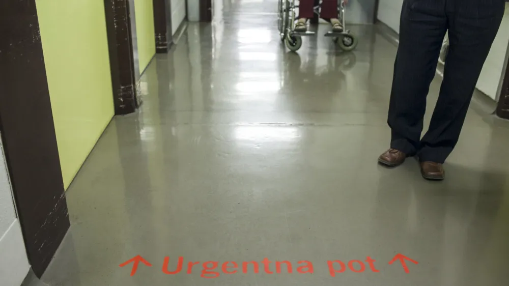 urgentna pot<br><br><br>- 04.06.2015 - Univerzitetni klinični center v Ljubljani - Internistična prva pomoč (IPP), specialistična služba, del Urgentnega bloka Univerzitetnega kliničnega centra v Ljubljani - Urgentni blok UKC - urgenca -  ///FOTO: Luka Cjuha.
