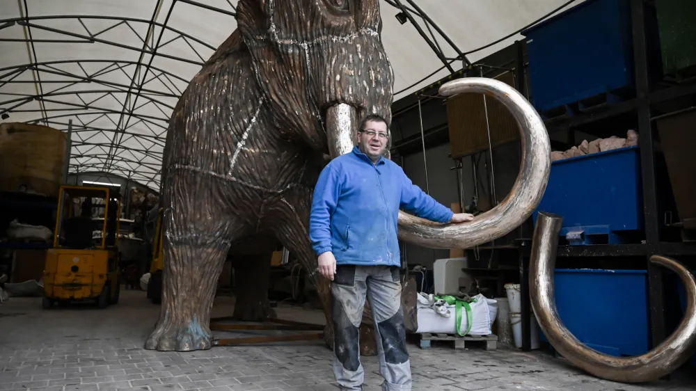 Livar Roman Kamšek se veseli, da bo po dobrih 12 letih končal izdelavo bronastega kipa. F Nik Erik Neubauer