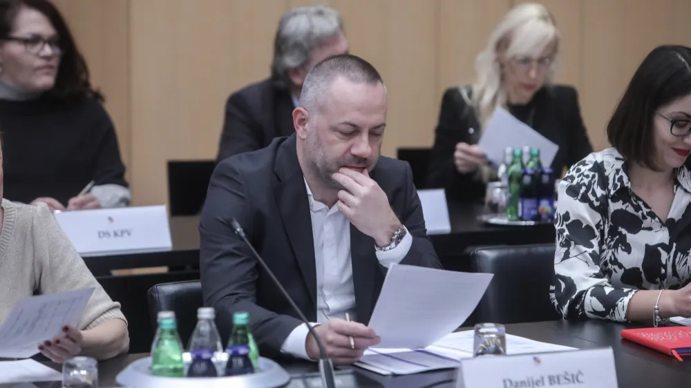 Poslanska skupina SD je na ministrstvo za zdravje naslovila pobudo, da začne aktivno pristopati k oblikovanju zakona, ki bo ukinil dopolnilno zdravstveno zavarovanje.

F Jaka Gasar