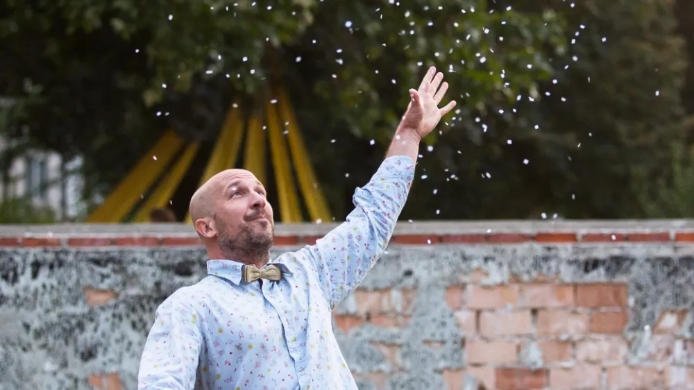 Grega Močivnik v predstavi Srčeva dvojka