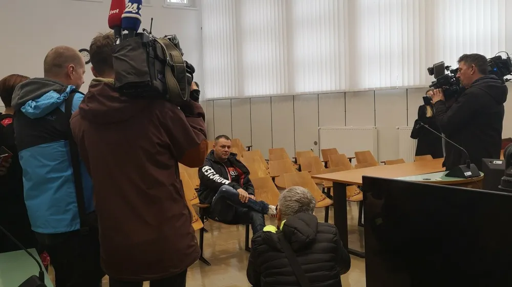 Kristijan Kamenik je na sojenje novembra prišel s prostosti in je bil, razumljivo, v središču pozornosti javnosti.