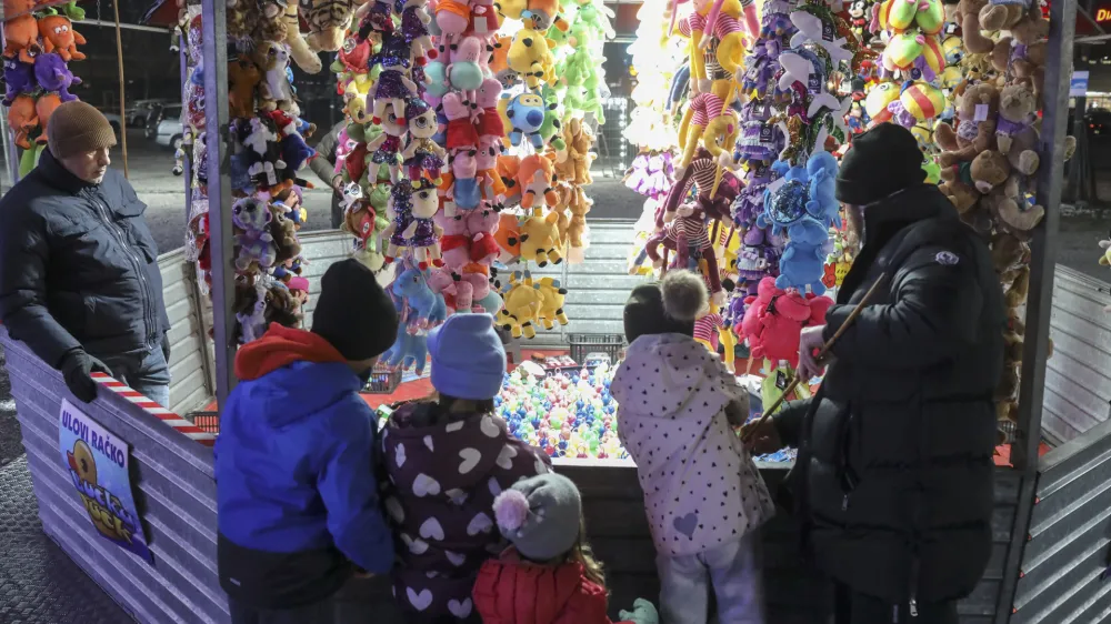 Namesto da bi mesto lunapark in panoramsko kolo decembra imelo v središču, tako kot mnoga druga evropska mesta, je ta zabava umaknjena v ljubljanski BTC. 