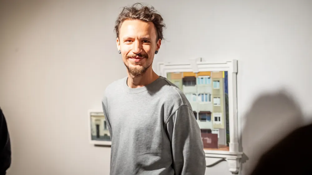 Danilo Milovanović na svoji butični razstavi Razsrediščenje – primer št. 5 v Cankarjevem domu, ki bo na ogled do 12. februarja.