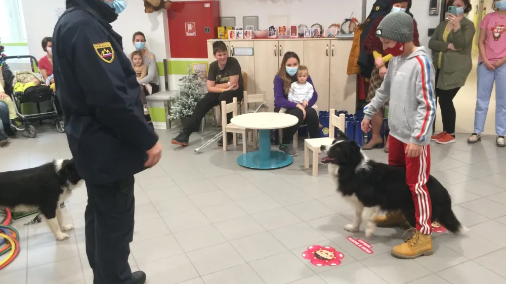 S pomočjo psov, ki v otrocih vzbujajo zanimanje in navdušenje, policisti lažje približajo svoje delo tudi najmlajšim.