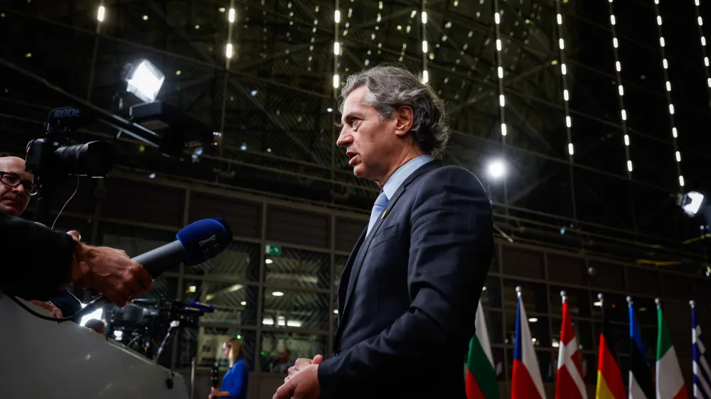 Predsednik vlade Robert Golob poudarja svojo pravico, da ga varujejo varnostniki, ki jim zaupa. 