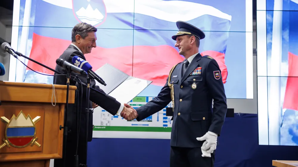 Vrhnika, Vojasnica Ivana Cankarja.<br>Poslovilni obisk predsednika republike in vrhovnega poveljnika obrambnih sil Boruta Pahorja v Slovenski vojski.<br>Predsednik republike Borut Pahor in pribocnik predsednika republike polkovnik Branko Podbreznik.